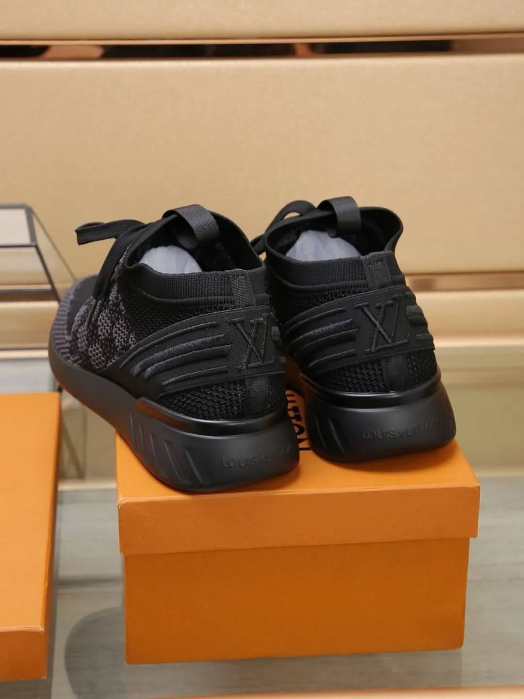 Men's shoes 💰P420💰"LOUI* VUITTO*" latest popular men's casual shoes ✔️This model is made of the original breathable fly woven fabric. The real thing is super shiny⚡️ Fashionable and versatile. The toe last shape is firm and full. The soles are LV original molds and can be put in and out at will. It is light and comfortable for the foot~Purely handmade, details determine the quality! Size:38-44